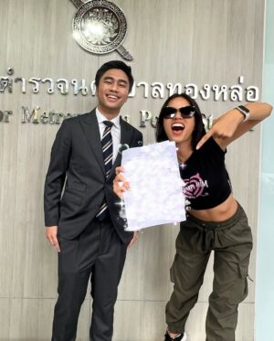 Kanticha Chumma Instagram - I will I will ฟ้องยู !!!!

ติช่าขอเรียนแจ้งว่า ติช่า พร้อมกับทนายพีท จาก CYP Attorney at Law ได้เข้าแจ้งความร้องทุกข์ต่อพนักงานสอบสวน สถานีตำรวจนครบาลทองหล่อ เพื่อดำเนินคดีกับอดีตผู้จัดการของติช่า 
*อดีตชื่อโน้ต and also her new name new identity 🥴

ในข้อหาที่อดีตผู้จัดการของติช่าได้มีการคิดเงินส่วนต่างจากค่าตัวที่ติช่าควรได้รับจากลูกค้าผู้ว่าจ้างโดยไม่ได้รับอนุญาต ‼️‼️

ติช่าขอยืนยันว่าติช่าไม่เคยตกลงหรือยินยอมให้อดีตผู้จัดการหักเงินส่วนต่างใด ๆ ทั้งสิ้น ซึ่งทำให้ติช่าได้รับความเสียหายอย่างมาก

ทั้งนี้ ติช่าจะดำเนินคดีนี้จนกว่าจะถึงที่สุด
Watch out นะคะ 😈