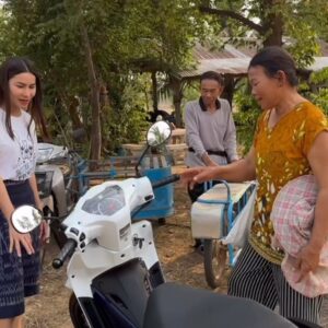 Kaothip Tidadin Instagram - “น้องขาว” 🎁  HBD. ของขวัญวันเกิดย้อนหลัง แม่ลำเพา เด้อจ้า 🛵 ให้แม่เอาไว้ขับ  ไว้ใช้งาน แทน คันเก่าเด้อจ้า 
 ค้นเก่า 16 ปีแล้ว ☺️
เพิ่นกะเก่า ขาดเบิดละค่ะ 
#HBDMom
ขอให้พ่อแม่ ขับขี่ปลอดภัยนะคะ 
ขับไปซื้อ ผัก ซื้อกับข้าวในหมู่บ้าน เอาไว้ส่งหลานชายไปโรงเรียนนะคะ ❤️💗

#สาวบ้านนาข้าวทิพย์ #ข้าวทิพย์ธิดาดิน #kaothiptidadin