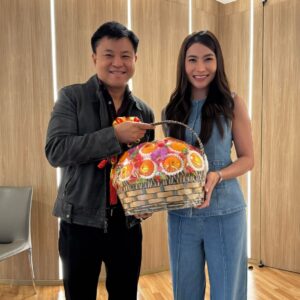 Kaothip Tidadin Instagram - สวัสดีปีใหม่พี่บอย ถกลเกียรติ วีรวรรณ , พี่ต๊ะ,พี่อ้อย,ป้าต๋อน, และพี่ๆที่ช่องวันค่ะ  ขอให้ทุกท่านมีสุขภาพร่างกายแข็งแรง และ มีความสุขมากๆนะคะ 
#ขอบพระคุณที่เมตตาหนูเสมอมานะคะ❤️🙏
และดีใจมากที่ได้เจอหลานสาวริณณา ลูกพ่อตูมตามนะคะ สดใส ยิ้มหวานมากค่ะ 

#ช่องone31 
#บอยธกลเกียรติ #ข้าวทิพย์ธิดาดิน 
#kaothiptidadin