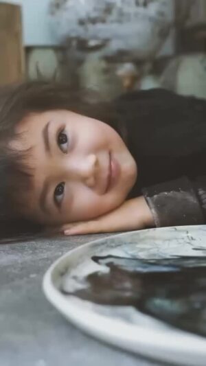 Karena Lam Kar-Yan Instagram - Posted @withregram • @wakaartisans Sora spends a day with Karena Lam to learn the ins and outs of ceramic making. Watch with the sound on to hear some of the endearingly sincere conversations between the two.

As a mother of two, Karena was completely at ease with this little monster running around her studio. There were huge, beautiful vases displayed on the floor, some of which were waiting to be packed up for our exhibition - of course Sora insisted on wearing her “Elsa Cape” and spinning around amongst them (Mum stood by sweating bullets 🥵). Despite this, Karena’s unending patience and relaxed demeanour meant that Sora felt completely at home. 

They discussed different topics ranging from their favourite Disney princesses to the best types of cereal. At one point Karena said: “Wow! You’re learning so much!” And Sora responds, “Yeah, you’re learning so much too!” ❤️ 

It has been a real pleasure to bring this exhibition together with Karena who is so completely dedicated and passionate about her work and her art. We are absolutely honoured to be able to share the purity of this collaboration with the world. 
.
.
.

 【野草】× Ceramics by Karena Lam 🎨✨
 📅 Exhibition: 27th Feb - 9th March | 🕕 12-7pm, Open everyday
(NB: Sign up for the opening is now closed in order to control attendance numbers)
 📍 40A Upper Lascar Row, Sheung Wan, Hong Kong

We are beyond excited to announce a special exhibition featuring the stunning ceramic works of Karena Lam (林嘉欣) @karenalamkayan @ceramicsbykarenalam , alongside paintings by Benson Koo (古本森) 🎨 and his daughter Sora Koo (古天羽) 👩‍🎨. @bensonkoo @theperksofbeingwild 

Inspired by Benson’s film The Perks of Being Wild, this exhibition explores themes of childhood and innocence ✨. Benson and Sora’s collaborative paintings beautifully complement Karena’s ceramics, creating a creative dialogue through art.

DM us for the online catalogue of works

A massive thanks to Brenda at @wavechannelhk for capturing these beautiful moments

#KarenaLam #野草 #Ceramics #ArtExhibition #HongKongArt #BensonKoo #SoraKoo #HKEvents #CreativeJourney
