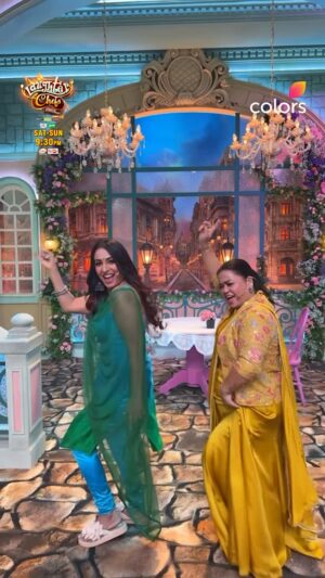Kashmera Shah Instagram - Wait for a surprise in the end 👀 

Mumbai ki ranno!👯‍♂️👯‍♂️

Dekhiye #LaughterChefs - Unlimited Entertainment, Sat-Sun raat 9:30 baje sirf #Colors aur @JioHotstar par.

@kashmera1 @bharti.laughterqueen @krushna30 

[Laughter Chefs Season 2, Celebrity Cooking Show, Comedy Show, Cooking Show, Trending Comedy, Viral Cooking Content, Celebrity Memes, Comedy Videos, Funny content, Indian comedy, Just for laughs]

#MannaraChopra #SudeshLehari #RubinaDilaik #RahulVaidya #AbhishekKumar #SamarthJurel #KrushnaAbhishek #KashmeraShah #ElvishYadav #KaranKundra #AnkitaLokhande #VickyJain #BhartiSingh #HarpalSinghSokhi #LaughterIsTheBestMedicine #CookingWithCelebrities #FunnyCooking #FoodComedy #LaughOutLoud #ComedyReels #ExplorePage #ViralContent #ComedyReels #trendingreels #Humour