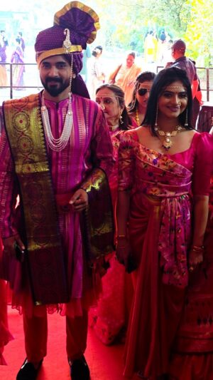 Kashmira Kulkarni Instagram - 'स्टार प्रवाह पुरस्कार' सोहळ्यानिमित्त रेड कार्पेटवर #LagnanantarHoilachPrem मालिकेतील कलाकारांची मुंडावळ्या बांधून  पारंपरिक लूकमध्ये एंट्री...

#StarPravah #StarPravahParivaarPuraskar2025 #StarPravahParivaar #KalaKrutiMedia #Entertainment