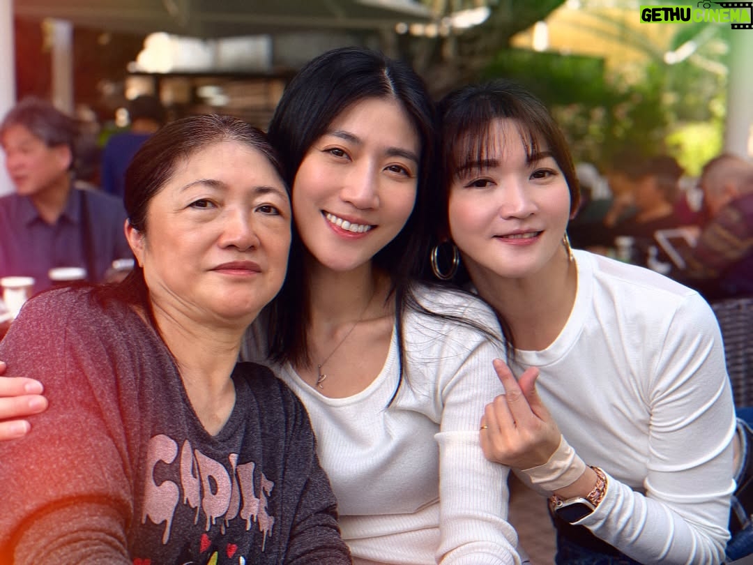 Kate Pang - 690 Likes - 感恩有妳(們)。
3月,對我來說是很有存在感的一個月,除了婦女節之外,也有我的生日,雖然本人已經把生日去儀式化很多年,但我生命中不可或缺的妳(們),總是把它當成一回事在看待,妳(們)似乎比我更在乎我自己。
謝謝妳(們)的愛,也謝謝媽媽給予我生命,雖然不知道我是不是很確定想當人類(有時候很希望自己是一隻能隨時把舌頭伸出嘴巴甩來甩去在草地上奔跑的🐶),但能當您女兒,毫無疑問是我的榮幸,更謝謝您給我一個不管發生什麼事,都會挺我的姐姐,我想沒有什麼事,比被🈵🈵的愛環繞更幸福了。
致,我生命中不可或缺的左右護法。
#38婦女節 #internationlwomensday #womensday