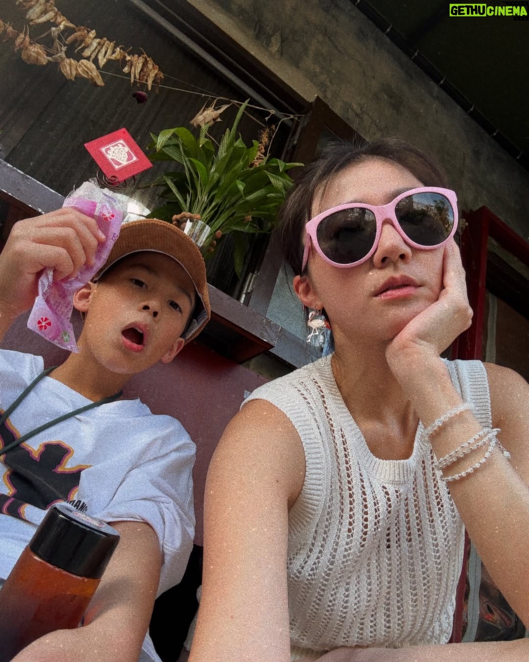 Kate Pang - 689 Likes - 有時候會覺得為什麼不早一點生小孩,現在四十多歲了,孩子還在上小學,感覺未來還有好長一段路要走。🥲🥲🥲
不過想這些也沒有用,能找到人願意跟我生小孩就已經很不錯了。
@andiechen