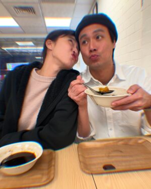 Kate Pang Instagram - 今年情人節，老公送了我一個5克拉大鑽戒💍，又買了一間三層樓的別墅🏠，跟我說「老婆，醒一醒，該起床做早餐了。」

真是好險，這一切都是夢，害我還擔心鑽戒要收在哪裡，別墅要怎麼打掃～～～白擔心了！

還是一個不會被偷走還會幫忙打掃的老公才是最棒的情人節禮物🎁。

📷： #adenchen @kandiefamily 
#情人節快樂 #冬天就是要吃燒仙草