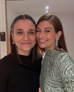 Katherine Levac Instagram - Moi après trois gorgées de mousseux. 

Photo : @alexisgr 
Cheveux et face : @anaiscote 
Coupe et couleur : @daviddamours 
Styliste : moi-même mais c’était un esti de cauchemar je le recommande pas.
Date : @chloerobish, ça je le recommande.