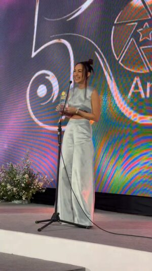 Katreeya English Instagram - ขอบคุณ 🤩📸 ZOOM DARA สำหรับรางวัล ”ดาราสุดฮอตตลอดกาล“ ขอบคุณทุกเสียงโหวตจากแฟนๆ 🥰และน้องภาคย์คนเก่งที่น่ารักเสมอ ❤️🙏🏻 ขอบคุณทีมงานทั้งเบื้องหน้าและเบื้องหลังที่ซัพพอร์ตแคทเสมอมา รักทุกคนค่ะ 😘🫰🏻❤️ #zoomdaraawards2025