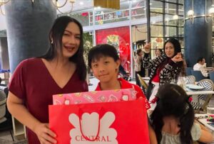 Katreeya English Instagram - “Pre-Christmas/New Year” dinner, and gift swapping, with my besties and their families🥰Luv ya!!❤️🎁🎄 Wish you were here @jennyavafah Miss you heaps!! #2002ratreeforever #2002ratree #2002ราตรี #bffs #bffsforever