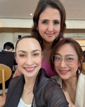 Katreeya English Instagram - Lunch with old friends.. It’s been so many years!!!☺️😍 @somsicha @sonu_chan