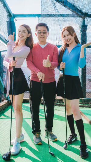 Katy Kung Instagram - 真係睇到尷尬 😏🤭

Safe to say neither of us are going to make a living in golf 😂
But what we do know for sure is this:
專業嘅嘢，梗係留返俾d pros ～ 所以大家千祈唔好錯過
嚟緊由3月7號到9號嘅精彩哥爾夫球賽事：
LIV Golf Hong Kong🩷 ⛳️ @livgolf_league 

除咗有哥爾夫球睇
LIV Golf Fan Village 仲會有好多唔同嘅互動攤位，音樂表演, and live cooking demonstrations! 🎶 
 大人小朋友都啱玩, 啱食同啱睇！😍

而家係Klook 用code LIVHK25 將會有八折優惠！
好期待呀！

P.s. good thing we had Papa Chan here to show us how it’s done 😘

#LIVGolfHongKong