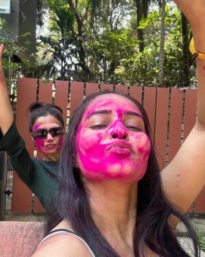 Kaushiki Rathore Instagram - Here’s to a Holi filled with love, laughter, and the special bond we share as a family
Happy holi to all😘😘😘
