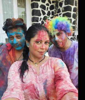 Kavita Kaushik Instagram - Happy Holi , Sabka jeevan Rangeen rahe ❤️💙 Dhero शुभकामनाएं ✨️
Enjoy Holi Sale, 100rs off on any of our products ✨️ 
Valid via WhatsApp only - 9820378775