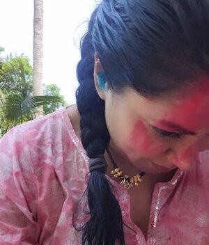 Kavita Kaushik Instagram - Happy Holi , Sabka jeevan Rangeen rahe ❤️💙 Dhero शुभकामनाएं ✨️
Enjoy Holi Sale, 100rs off on any of our products ✨️ 
Valid via WhatsApp only - 9820378775