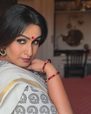 Kavitha Nair Instagram - Me in an old settu saree. Thts the post:)