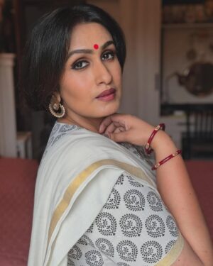Kavitha Nair Instagram - Me in an old settu saree. Thts the post:)