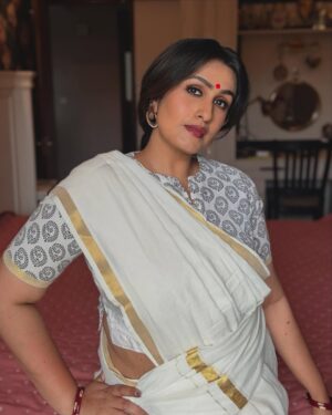 Kavitha Nair Instagram - Me in an old settu saree. Thts the post:)