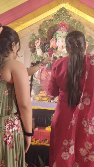 Kavya Ramani Instagram - Ganesh Vandana🙏💐💓 #ganpatibappamorya #ganubhaiya Parul Ramani Kavya Ramani Bimal Ramani
