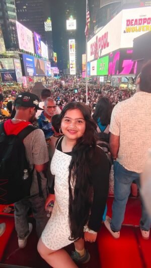 Kavya Ramani Instagram - Time square Saturday night #newyork #timessquare #saturaynight #weekend #dreamplace #enjoyinglife💯 #traveler #usa #travelblogger #thankyouuniverse ❤️#