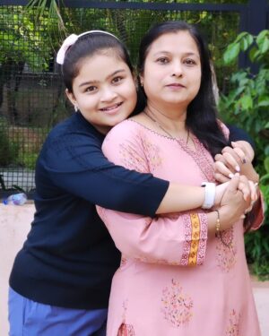 Kavya Ramani Instagram - Happy Women's day 🎉💐 #loveyoumaa❤️ The most inspiring woman in my life. #happywomensday To all the incredible women in the world, shine on, not just today but every single day.💖 @ramani__parul @kavya_ramani_official