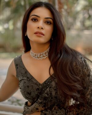 Kavya Shetty Instagram - 🖤✨

Jewellery @navrathan1954 
Styling @mousumilija
