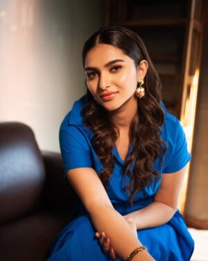 Kayadu Lohar Instagram - Wrapped in love draped in blue ….. romantizising my own existence 🙈💙

 Outfit : @leh.studios 
Jewellery : @litmusindia
Stylist: @hqrukmini
Styling Team: @sxdhksh @rithika___ 
Make up  @artistrybyolivia 
Hair @adithya_jaykumar
Photographer @its_surean