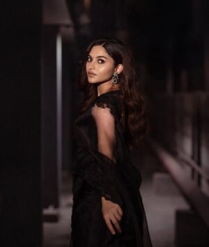 Kayadu Lohar Instagram - Grateful to receive the Find of the Year award! A big thank you to @behindwoodsofficial for this honor. This means so much to me. Thank you to everyone who has supported me on this journey. Excited for what’s ahead! ❤️ 

Outfit by @hafsaaddotcom 
Jewellery @aaranyarentaljewellery 
Drape @manisareedrapist1 
Muah @artistrybyolivia @adithya_jaykumar
Photographer @abhilash_rangi