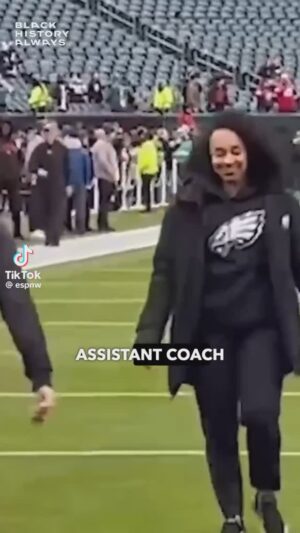 Kellee Stewart Instagram - HAPPY BLACK HISTORY MONTH!! Congratulations Autumn Lockwood!🦅💚 #HERstory #eagles #blackhistorymonth rp @espn