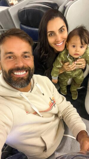 Kelly Baron Instagram - Choro de despedida da familia que fica no
Brasil e o sorriso de alegria nas boas-vindas do Miguel ao conhecer a sua família Portuguesa ✈️ A partir de agora, o coraçãozinho do Miguel estará sempre dividido 🇧🇷🇵🇹🥲 

Lidar com a saudade faz parte da nossa vida! Quem aí também têm as famílias distantes?