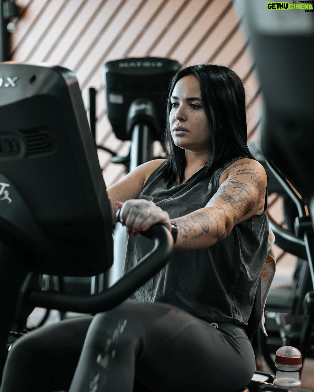 Kelly Helard - 5.9K Likes - 🏋️♂️ -10KG, C’EST FAIT ! 🚀
Ça y est, j’ai franchi la barre des -10 kilos ! 🔥 Comme quoi, avec un bon entourage, un bon coach, une bonne alimentation et beaucoup de détermination, tout est possible.
Le chemin n’a pas été simple : entre les semaines de maladie et les tournages, il y a eu des hauts et des bas… mais on est toujours là 💪 Maintenant, cap sur mon objectif final pour le 31 mars 🎯
Un immense merci à Alex pour sa patience (oui, je sais, je suis relou 😅), mais surtout pour avoir toujours cru en moi ! 🙌
On continue, let’s gooo 🚀 #Transformation #ObjectifEnCours #OnLâcheRien #collaboration