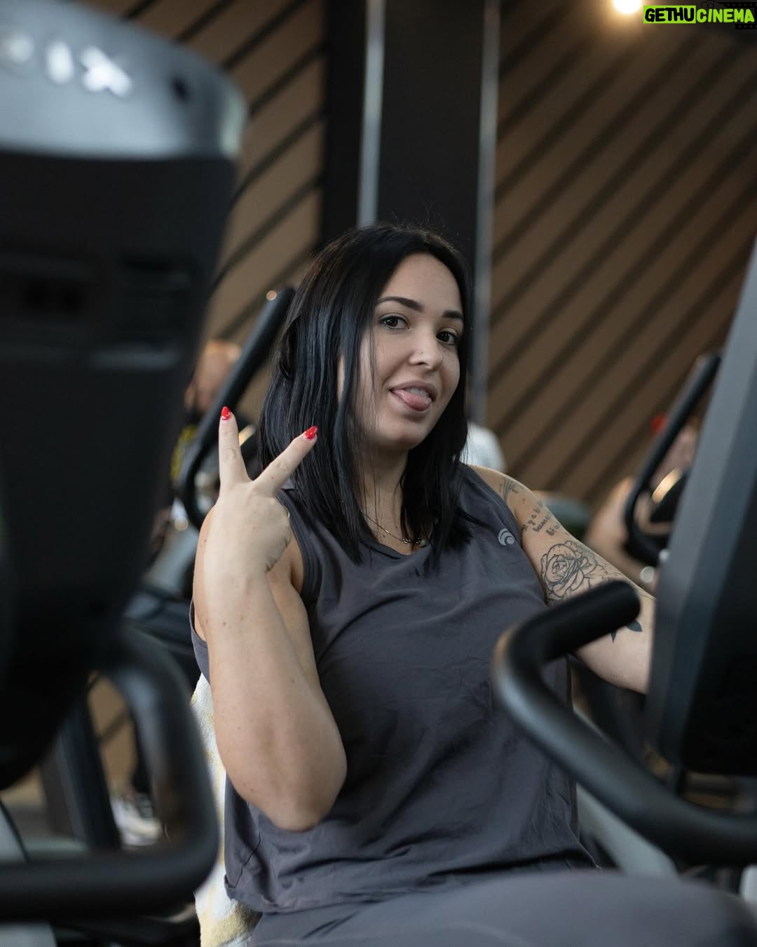 Kelly Helard - 5.9K Likes - 🏋️♂️ -10KG, C’EST FAIT ! 🚀
Ça y est, j’ai franchi la barre des -10 kilos ! 🔥 Comme quoi, avec un bon entourage, un bon coach, une bonne alimentation et beaucoup de détermination, tout est possible.
Le chemin n’a pas été simple : entre les semaines de maladie et les tournages, il y a eu des hauts et des bas… mais on est toujours là 💪 Maintenant, cap sur mon objectif final pour le 31 mars 🎯
Un immense merci à Alex pour sa patience (oui, je sais, je suis relou 😅), mais surtout pour avoir toujours cru en moi ! 🙌
On continue, let’s gooo 🚀 #Transformation #ObjectifEnCours #OnLâcheRien #collaboration