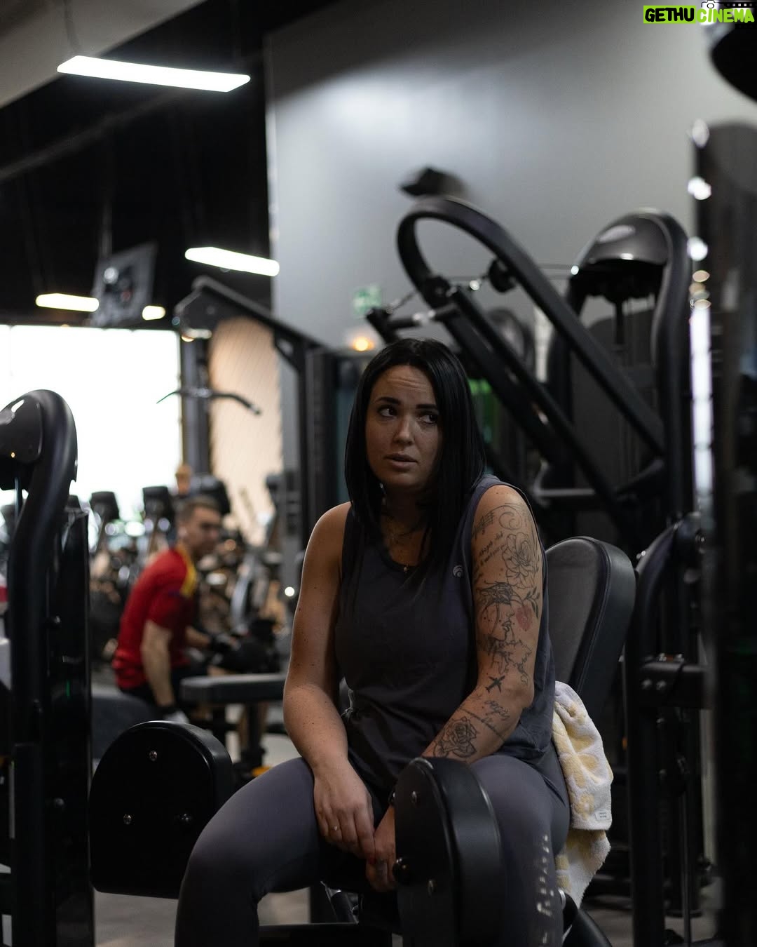 Kelly Helard - 5.9K Likes - 🏋️♂️ -10KG, C’EST FAIT ! 🚀
Ça y est, j’ai franchi la barre des -10 kilos ! 🔥 Comme quoi, avec un bon entourage, un bon coach, une bonne alimentation et beaucoup de détermination, tout est possible.
Le chemin n’a pas été simple : entre les semaines de maladie et les tournages, il y a eu des hauts et des bas… mais on est toujours là 💪 Maintenant, cap sur mon objectif final pour le 31 mars 🎯
Un immense merci à Alex pour sa patience (oui, je sais, je suis relou 😅), mais surtout pour avoir toujours cru en moi ! 🙌
On continue, let’s gooo 🚀 #Transformation #ObjectifEnCours #OnLâcheRien #collaboration