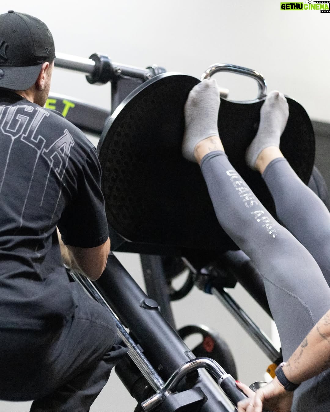 Kelly Helard - 5.9K Likes - 🏋️♂️ -10KG, C’EST FAIT ! 🚀
Ça y est, j’ai franchi la barre des -10 kilos ! 🔥 Comme quoi, avec un bon entourage, un bon coach, une bonne alimentation et beaucoup de détermination, tout est possible.
Le chemin n’a pas été simple : entre les semaines de maladie et les tournages, il y a eu des hauts et des bas… mais on est toujours là 💪 Maintenant, cap sur mon objectif final pour le 31 mars 🎯
Un immense merci à Alex pour sa patience (oui, je sais, je suis relou 😅), mais surtout pour avoir toujours cru en moi ! 🙌
On continue, let’s gooo 🚀 #Transformation #ObjectifEnCours #OnLâcheRien #collaboration