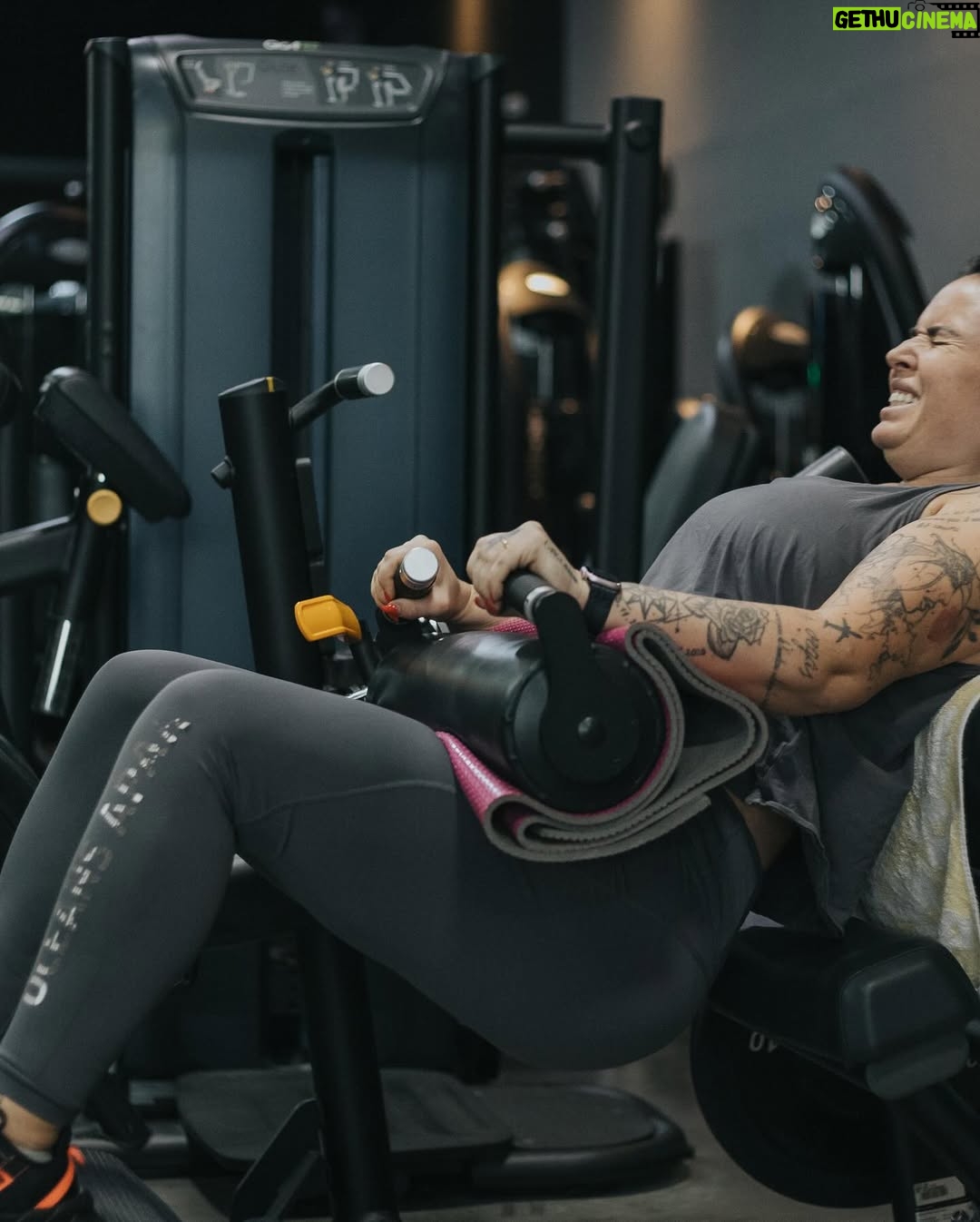 Kelly Helard - 5.9K Likes - 🏋️♂️ -10KG, C’EST FAIT ! 🚀
Ça y est, j’ai franchi la barre des -10 kilos ! 🔥 Comme quoi, avec un bon entourage, un bon coach, une bonne alimentation et beaucoup de détermination, tout est possible.
Le chemin n’a pas été simple : entre les semaines de maladie et les tournages, il y a eu des hauts et des bas… mais on est toujours là 💪 Maintenant, cap sur mon objectif final pour le 31 mars 🎯
Un immense merci à Alex pour sa patience (oui, je sais, je suis relou 😅), mais surtout pour avoir toujours cru en moi ! 🙌
On continue, let’s gooo 🚀 #Transformation #ObjectifEnCours #OnLâcheRien #collaboration