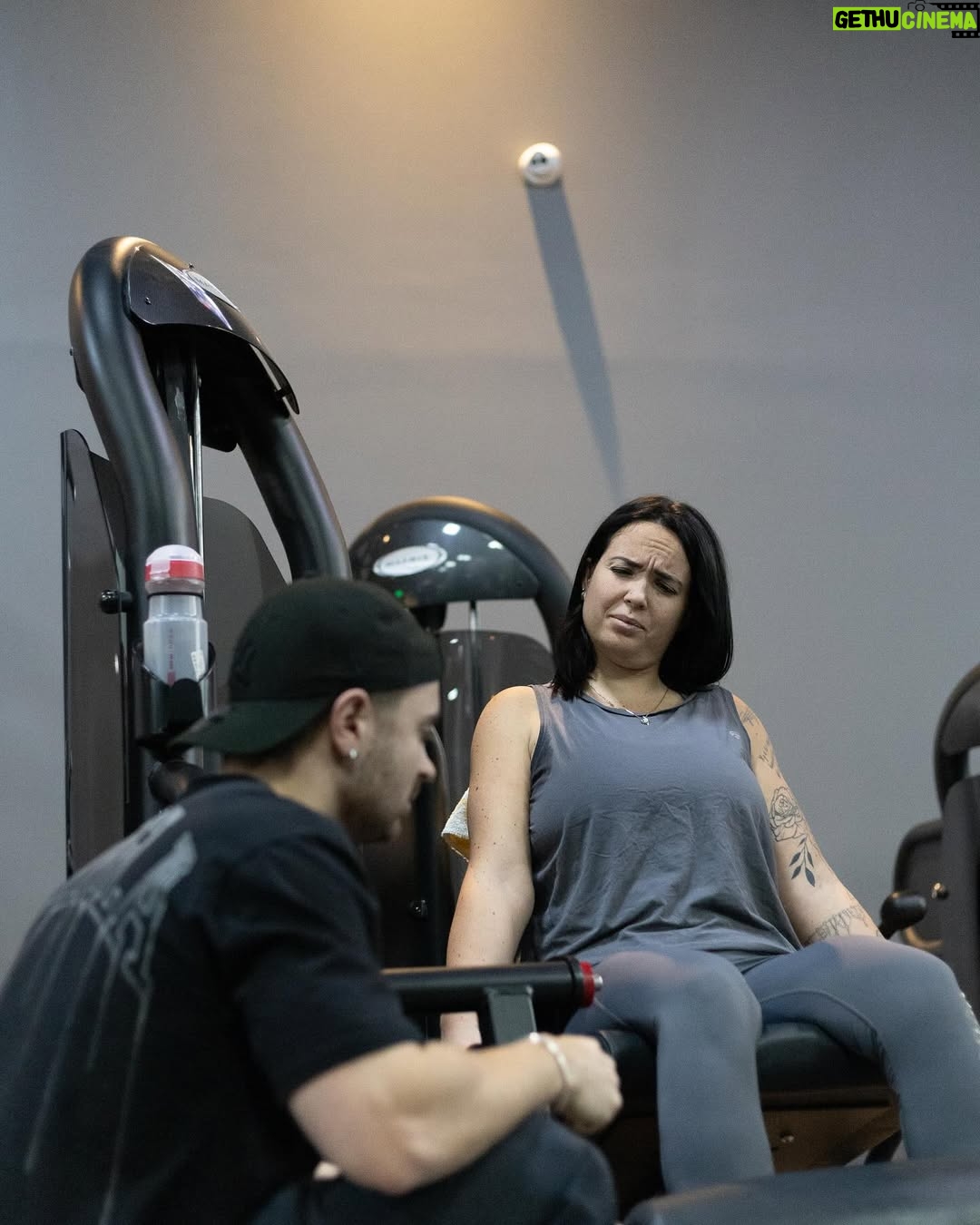 Kelly Helard - 5.9K Likes - 🏋️♂️ -10KG, C’EST FAIT ! 🚀
Ça y est, j’ai franchi la barre des -10 kilos ! 🔥 Comme quoi, avec un bon entourage, un bon coach, une bonne alimentation et beaucoup de détermination, tout est possible.
Le chemin n’a pas été simple : entre les semaines de maladie et les tournages, il y a eu des hauts et des bas… mais on est toujours là 💪 Maintenant, cap sur mon objectif final pour le 31 mars 🎯
Un immense merci à Alex pour sa patience (oui, je sais, je suis relou 😅), mais surtout pour avoir toujours cru en moi ! 🙌
On continue, let’s gooo 🚀 #Transformation #ObjectifEnCours #OnLâcheRien #collaboration