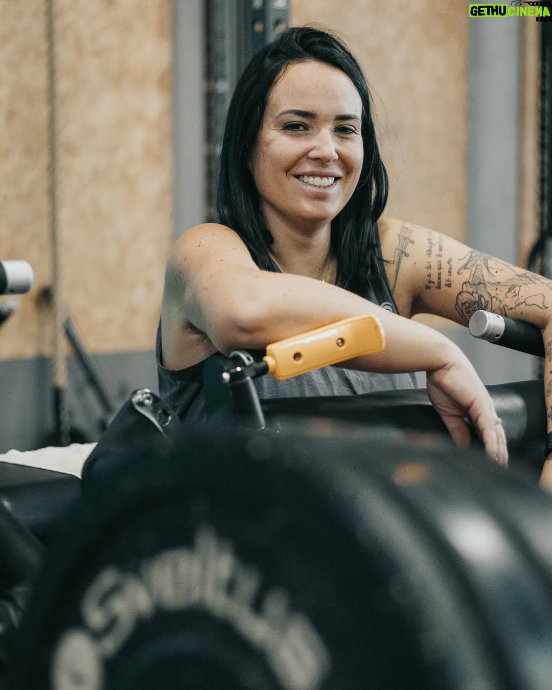Kelly Helard - 5.9K Likes - 🏋️♂️ -10KG, C’EST FAIT ! 🚀
Ça y est, j’ai franchi la barre des -10 kilos ! 🔥 Comme quoi, avec un bon entourage, un bon coach, une bonne alimentation et beaucoup de détermination, tout est possible.
Le chemin n’a pas été simple : entre les semaines de maladie et les tournages, il y a eu des hauts et des bas… mais on est toujours là 💪 Maintenant, cap sur mon objectif final pour le 31 mars 🎯
Un immense merci à Alex pour sa patience (oui, je sais, je suis relou 😅), mais surtout pour avoir toujours cru en moi ! 🙌
On continue, let’s gooo 🚀 #Transformation #ObjectifEnCours #OnLâcheRien #collaboration