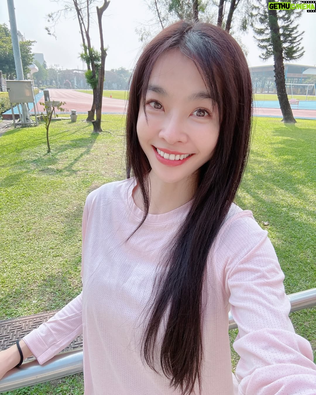 Kelly Huang - 3.2K Likes - 今天下午4:00大家有空嗎?
我想約大家一起跑步 慶祝我45歲生日🎵
今天3/9 下午4:00在
屏東大學的屏師校區操場司令台集合喔!
跑4.5圈就好了 短短1800m
歡迎一起開心跑步❤️🎵
謝謝大家❤️