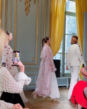 Kellyn Sun Instagram - I enjoyed this beautiful day in Paris, watching the show @saramrad, from hand-embroidered petals to innovative fabrics, this collection celebrates both the beauty of tradition and the momentum towards the future. 👏🏼

Thank you @giorgiaviolacom 🙏🏼