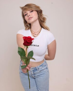 Kendra Instagram - For the girls and the gays 💋❤️‍🔥
.
(hiii ladies I brought u a rose 🌹😇)
.
.
.
.
#girls #valentinesday