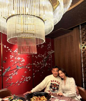 Kenix Kwok Ho-Ying Instagram - 🥂🍾🌟又一年的3️⃣🔟💍週年密碼 #21 👩🏻‍❤️‍💋‍👨🏻👧🏻❤️❤️❤️
一大清早收到親愛女兒的祝福🙏🏻妳總是那麼孝順、懂事、乖巧、善良、窩心的！愛妳愛妳愛妳千億個世紀！😘🥰💋
#cherish #grateful