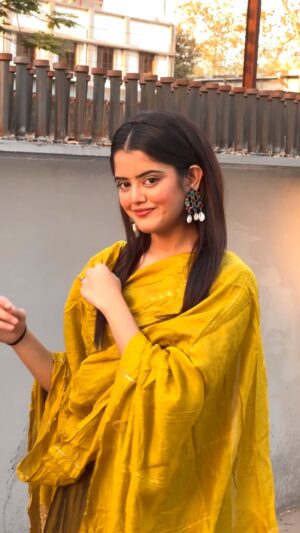 Ketaki Kulkarni Instagram - Yeh fitoor! 🌻🍂

[ trending, trending transition, trending reels, viral, summer, sunkissed , sunset, ipl 2025, ipl, cricket, bollywood, actress, celebrities, girls, women, sunday, sunday mornings ]

#transition #trendingtransition #trendingreels #reels #ketakikulkarni