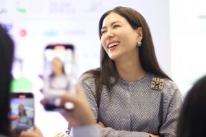 Khemupsorn Sirisukha Instagram - อยู่ท่ามกลางความรักกกกก🥰♥️

รักสิ่งแวดล้อมไปด้วยกันค่าาาา 🤗🩵💚🌏
ขอแสดงความยินดีกับทุกท่านที่ได้รับรางวัล Thailand Green Design Awards 2025 นะคะ ขอบคุณที่มาร่วมสร้างสรรทุกๆ ผลงานที่มีค่า เพื่อขับเคลื่อนประเทศไทยสู่ Net Zero ไปด้วยกันค่าาา และขอบคุณพี่ๆ น้องๆ @belovedkhemupsorn สำหรับกำลังใจในทุกๆ ครั้งเช่นเคยนะคะ 🤗♥️♥️♥️

#thailandgreendesignawards2025