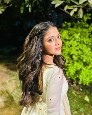 Khushi Dubey Instagram - Draped in white, armed with bruises and truth❤️‍🔥
~KD

#khushidubey #white #truth #honestyovereverything #pride #generosity #gauri #jaaduterinazar #starplus #jiohotstar