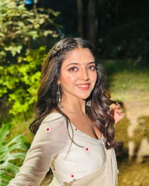 Khushi Dubey Instagram - Draped in white, armed with bruises and truth❤️‍🔥
~KD

#khushidubey #white #truth #honestyovereverything #pride #generosity #gauri #jaaduterinazar #starplus #jiohotstar
