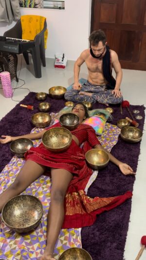 Khyati Shree Instagram - I was skeptic about sound therapy but all my doubts were calmly put to rest. Sound healing is a Tibetan practice and it promises to align chakras. I don't know anything about chakras, but the vibrations from these singing bowls do have a therapeutic effect. If you have tried any form of meditation then you will also love sound therapy. It's like spa but for your mind. The bowls synchronise their vibrations and create powerful sensations on your body and around it. Do go to a professional like @_novikov_evgeny who knows which bowl to use for specific body part and customises the bowls as per the client's body type and needs. Anyone who struggles with focus in other forms of meditation can try sound therapy, where you have something outside of your mind to focus in this case its sounds and vibrations. Its very blissful. #singingbowls #singingbowltherapy #singingbowl #singingbowlhealing
