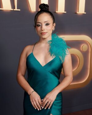 Kiana Madeira Instagram - Oh, how we danced 😍 Thank you @vanityfair for having us at the Young Hollywood Vanities Party ♥️ 

📸 @shotbyorion 
👗 @mrenriquemelendez 
💁🏽‍♀️ @chousner 
💄 @taylourchanel 
👏🏽 @tfg.pr 
🪡 @auntfunkyscloset 
♥️♥️ @alyssa_rabie & @meganzina 

#VFVanities
