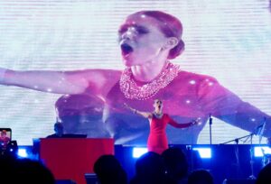 Kika Edgar Instagram - Cada escenario tiene su hermosa magia! Gracias por seguir permitiéndome llegar a sus corazones! 
Nos vemos en Teatro Metropolitan CDMX el 3 de mayo! Venta por @ticketmaster_mx ❤️💕💃🏻🎶