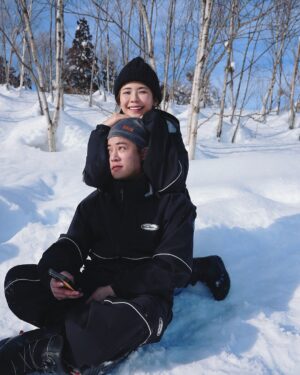 Kiki Lin Instagram - 這趟日本之旅
我的快樂指數超越100分
終於有空來發發照片
這次旅遊都沒花任何時間整理與分享照片
第一次如此專注在旅程感覺真好
2025225㊗️韓宜邦生日快樂💝
還有他說的求婚紀念日快樂
（雖然韓先生只記錄了我睡覺的影片(^_^*)🔪）

#接下來有好多好多照片可以分享
#耶
#拖延症請離開
#我愛雪地我愛日本