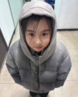 Kim Ji-woo Instagram - .
.
내사랑💜
똥글똥글 꼬마😍
김루아나리
.
.