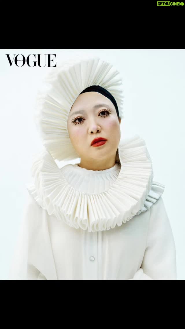 Kim Sook - 23.4K Likes - 지금 생각하면 뭐 한것도 없는거 같은데.. 저는 코메디언30주년이 되었고
하루하루 치열하게 살았던 비보는 벌써 10주년이 되었습니다.. 그동안 많은 사람들의 도움을 받았네요
큰 이벤트는 아니지만 송은이언니와 30년우정 비보 10주년을 기억하기 위해 보그 화보를 찍었어요 .이쁘게 봐주세요 #voguemagazine #보그 #비밀보장