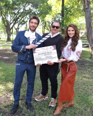 Kimberly Dos Ramos Instagram - Ayer fué el super claquetazo de @meatrevoaamarte ❤️ y aquí les comparto algunas foticos lindas con mi compañero @rodrigoguirao  y también de ese momento tan especial para nosotros 🙏🏻✨ con todo el equipo que forma parte de esta gran novela 😍. 
Gracias a nuestro productor @productormejia por unirnos en este gran proyecto 🙏🏻📺 todos estamos muy emocionados y dándolo todo en nuestras escenas para que ustedes lo disfruten el 24/2/2025 por @canalestrellas . 

📸: @rpgphoto . 

Están listos para ver este gran proyecto ??? 

#novela #mexico .